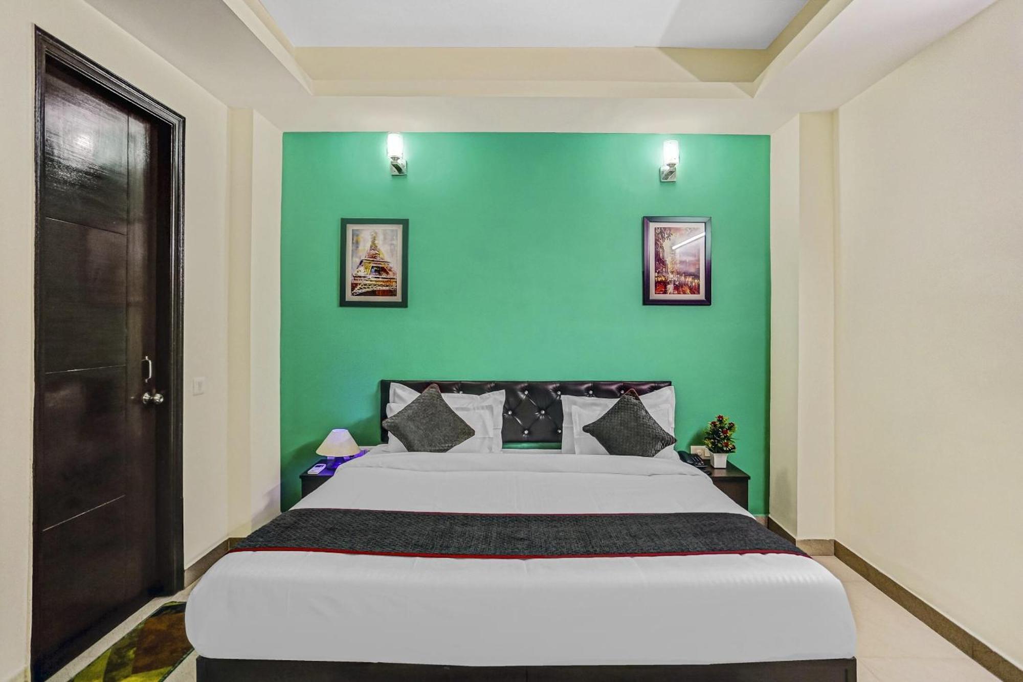 Townhouse 1055 Hotel Rumaisa Indirapuram Exterior foto