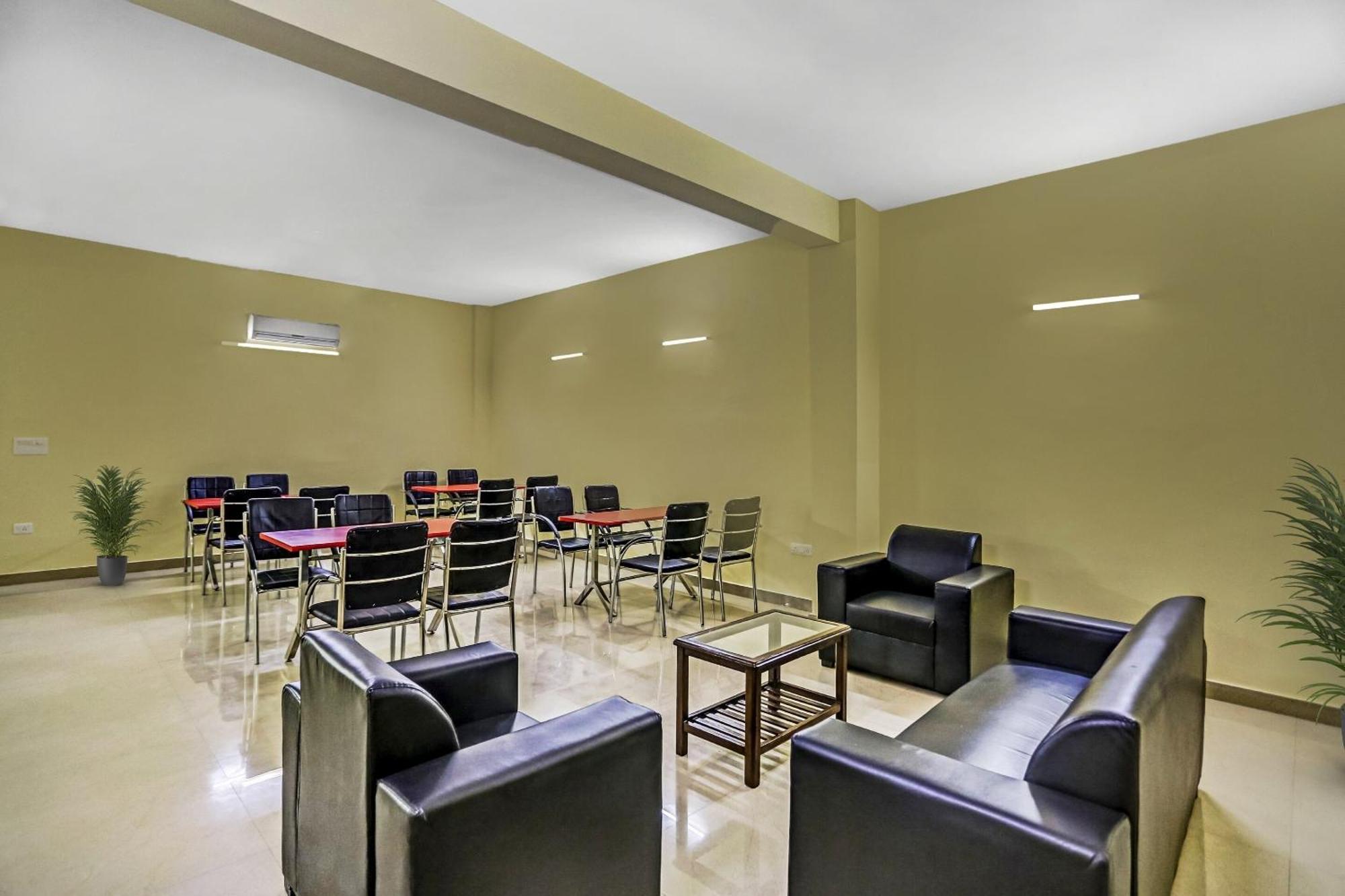 Townhouse 1055 Hotel Rumaisa Indirapuram Exterior foto