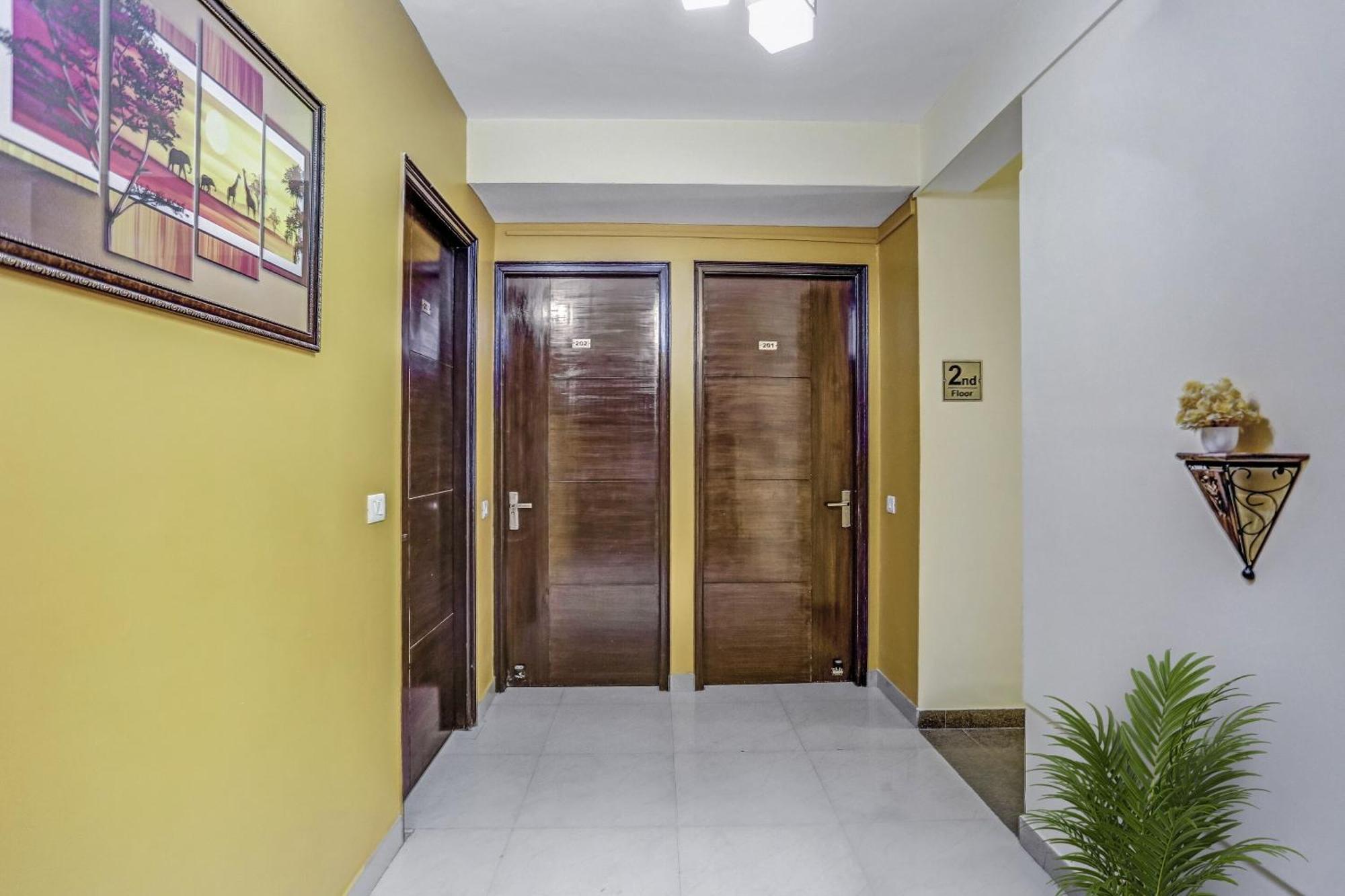 Townhouse 1055 Hotel Rumaisa Indirapuram Exterior foto